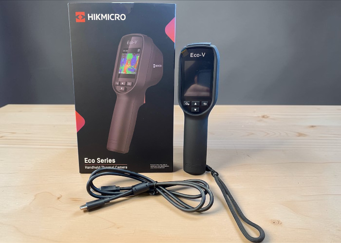 HIKMICRO Eco-V termal kamera; cihazın kendisi, taşıma askılığı, USB Type-C kablosu, kullanım kılavuzu ve üretici test belgesi ile birlikte eksiksiz ve kullanıma hazır bir set halinde sunulmaktadır.
