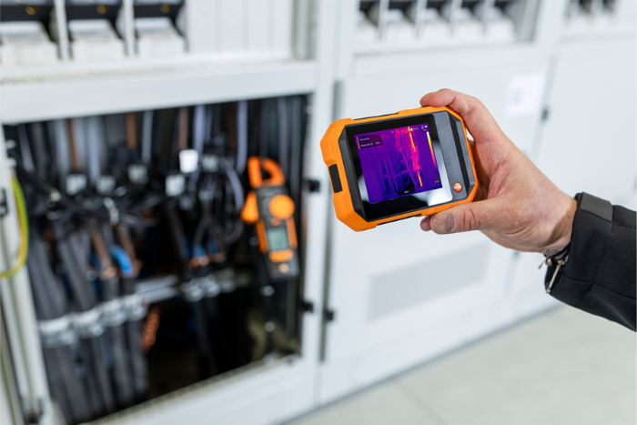 Testo 862-1 ile elektrik panosunda aşırı ısınma kontrolü